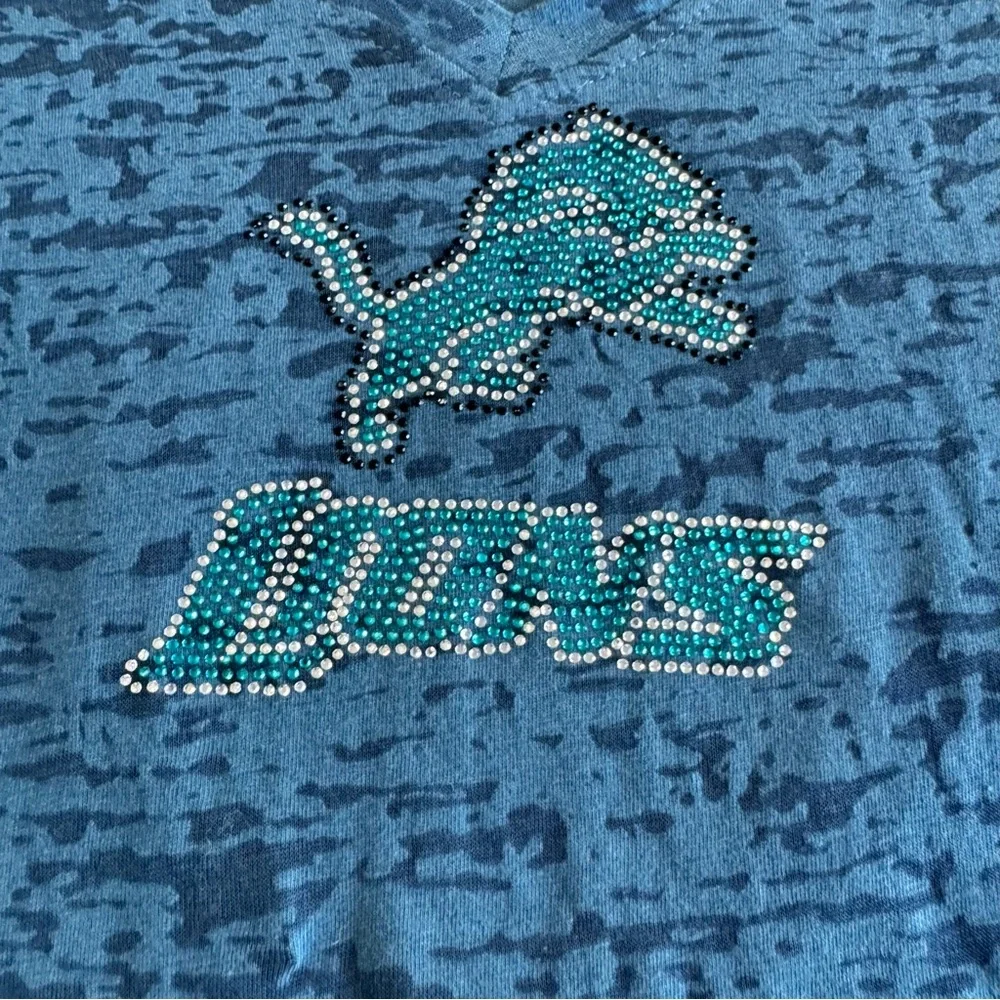 LIKE NEW! DETROIT LIONS SEMI-SHEER RHINESTONE LONG TORSO V-NECK T-SHIRT - Picture 2 of 6